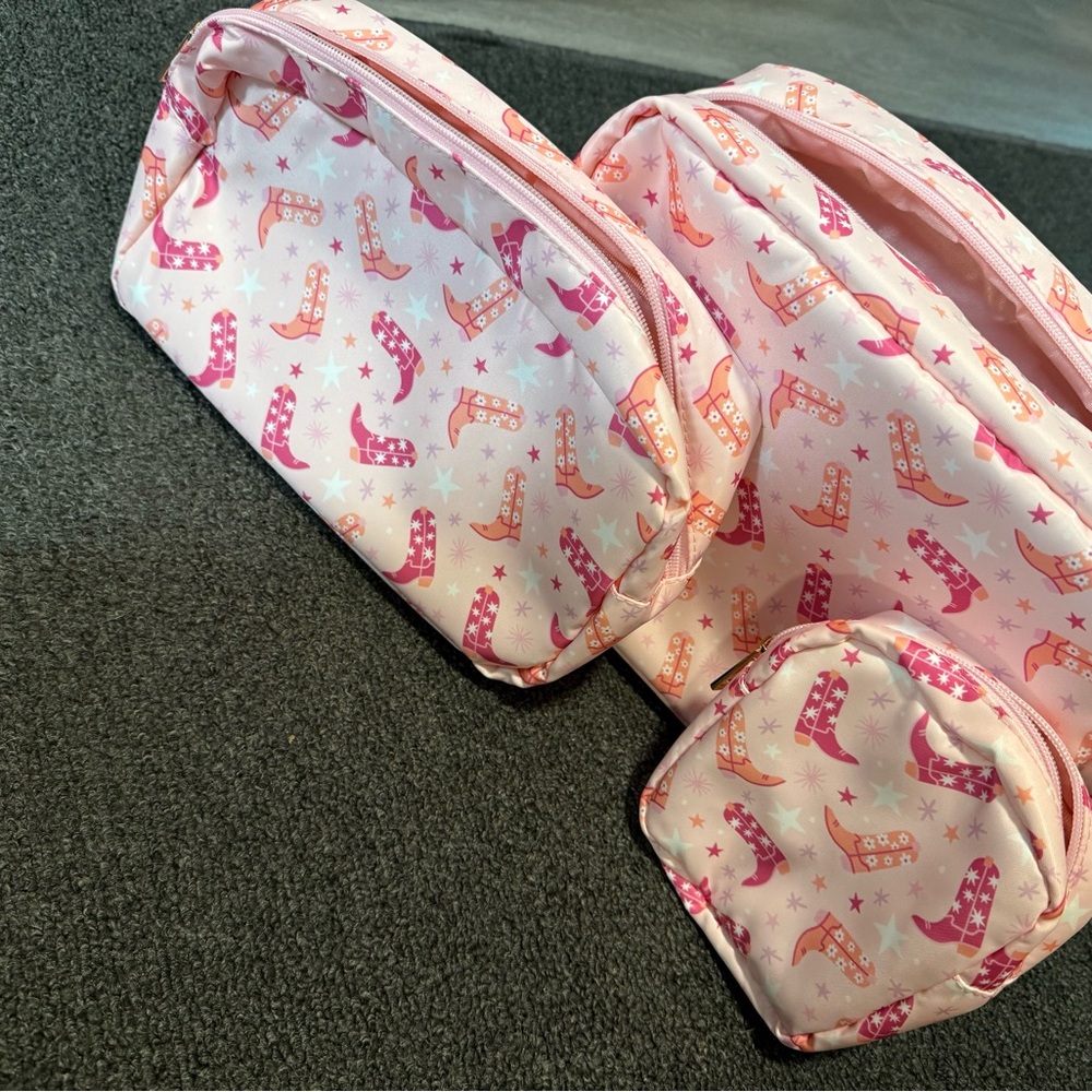 NWOT-Giddy up girly-set of 3- toiletry case set